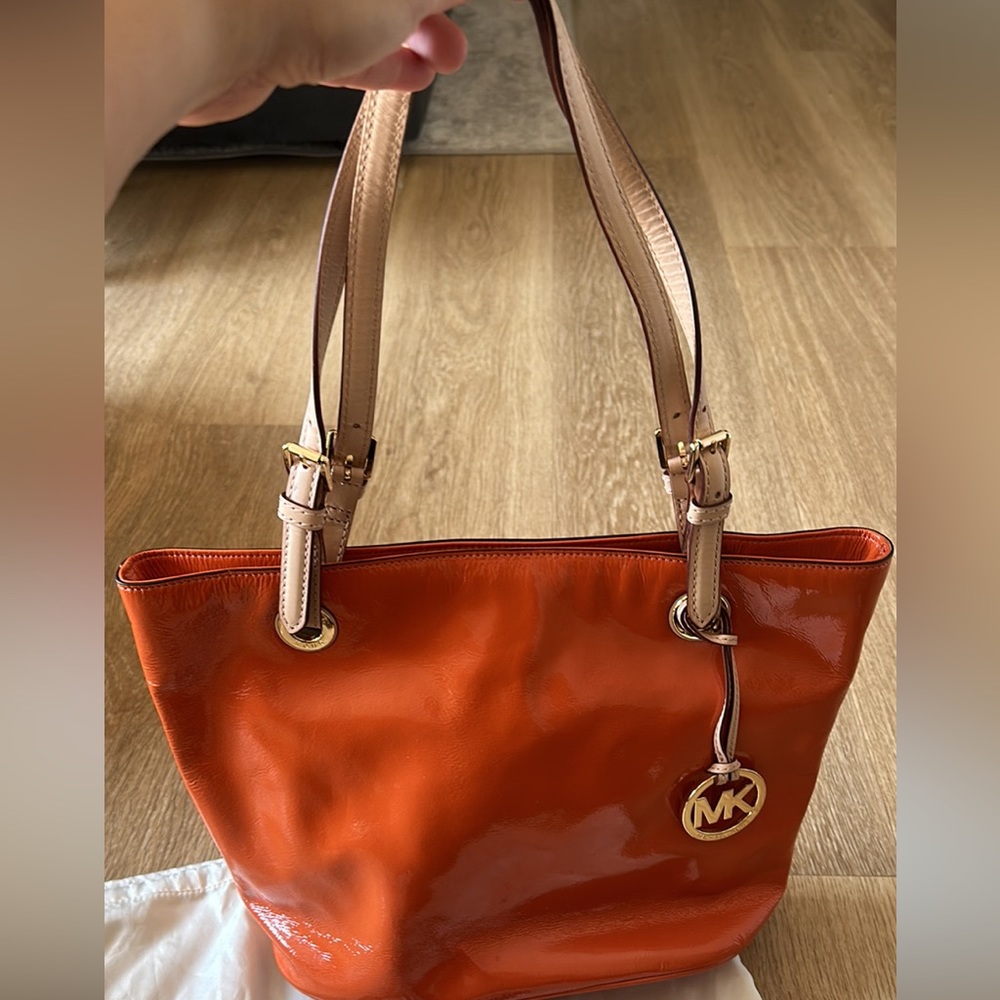 Shoulder bag patent leather